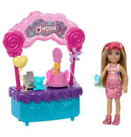 Eine Spielzeugpuppe steht neben einem Spielzeugständer.