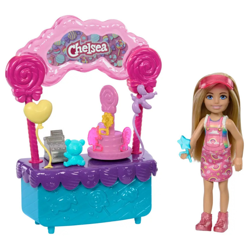 Eine Spielzeugpuppe steht neben einem Spielzeugständer. Eine Spielzeugpuppe steht neben einem Spielzeugständer.