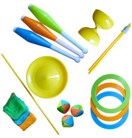 Buntes Jonglier-Set mit Keulen, Bällen, Ringen, Tüchern, einem Diabolo und einem Teller.
