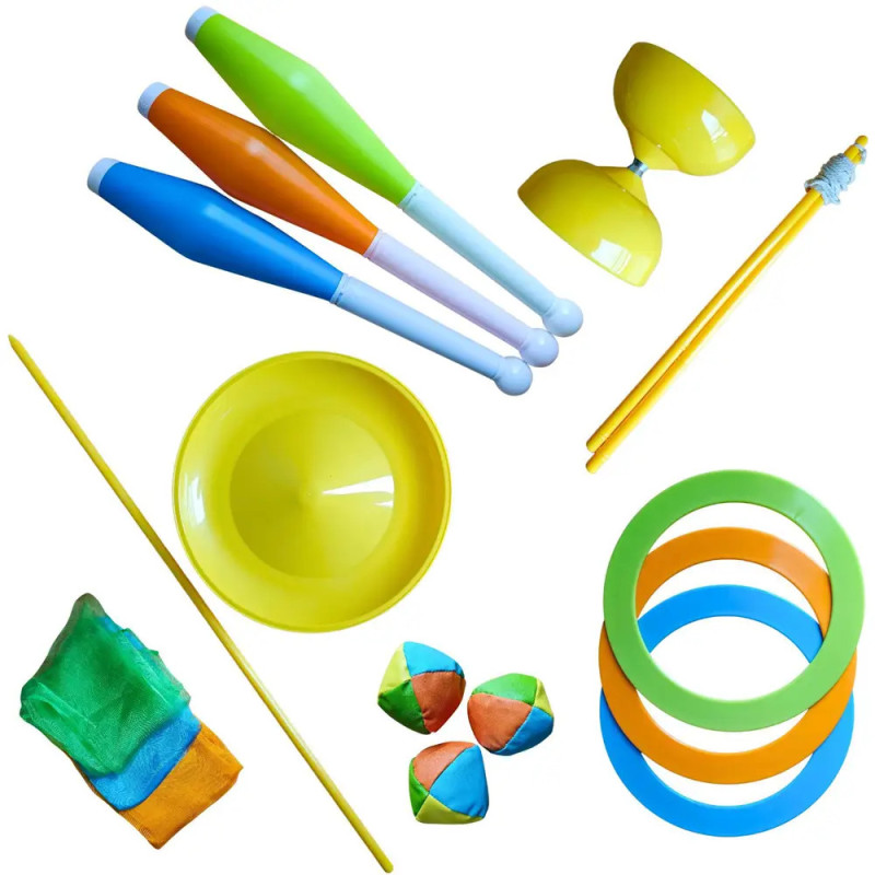Buntes Jonglier-Set mit Keulen, Bällen, Ringen, Tüchern, einem Diabolo und einem Teller. Buntes Jonglier-Set mit Keulen, Bällen, Ringen, Tüchern, einem Diabolo und einem Teller.