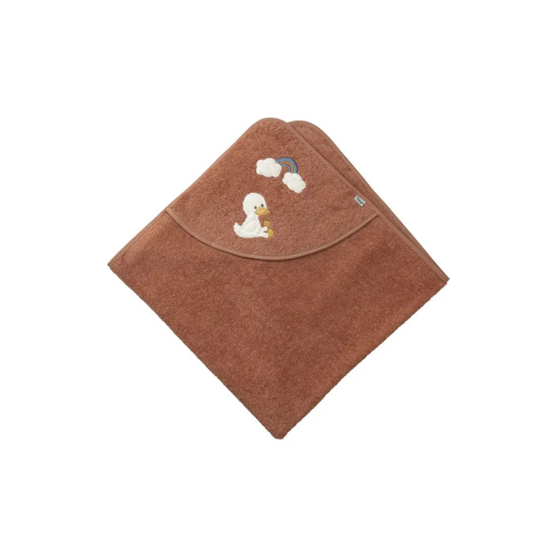 Braunes Babyhandtuch mit Kapuze, bestickt mit Entenküken, Wolke und Regenbogen, vor weißem Hintergrund. Braunes Babyhandtuch mit Kapuze, bestickt mit Entenküken, Wolke und Regenbogen, vor weißem Hintergrund.