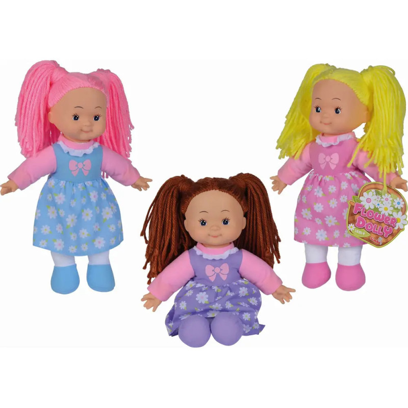 Drei Stoffpuppen mit bunten Kleidern und Garnhaaren in Pink, Gelb und Braun sitzen und stehen zusammen.