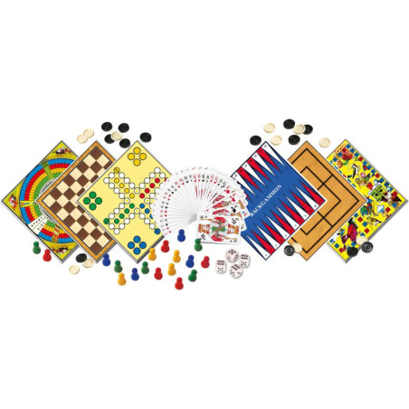 Verschiedene Brettspiele, Spielfiguren, Würfel und Spielkarten auf weißem Hintergrund ausgelegt.