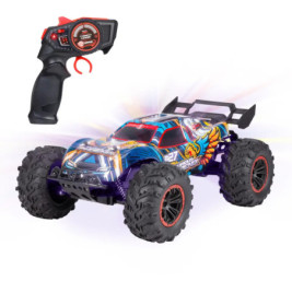 Bunter ferngesteuerter Monstertruck mit großen Reifen und schwarz-roter Fernbedienung darüber.