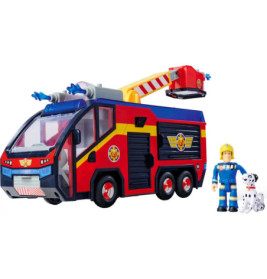Spielzeug-Feuerwehrauto mit Feuerwehrfigur und Dalmatiner auf weißem Hintergrund.