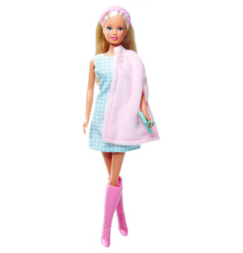 Barbie-Puppe mit blauem Kleid, pinken Stiefeln, pinkem Haarband sowie rosa Mantel und Tasche in der Hand.