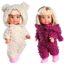 Zwei blonde Puppen in strukturierten Overalls, eine weiß mit Bärenohren, eine lila, beide tragen pinke Stiefel.