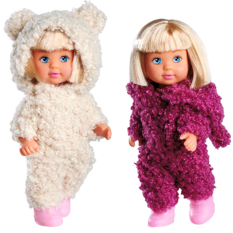 Zwei blonde Puppen in strukturierten Overalls, eine weiß mit Bärenohren, eine lila, beide tragen pinke Stiefel.