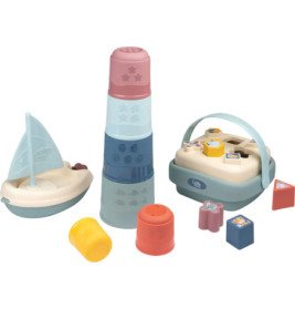 Pastellfarbene Babyspielzeuge: Stapelbecher, Segelboot und Formensortierer mit Bausteinen.