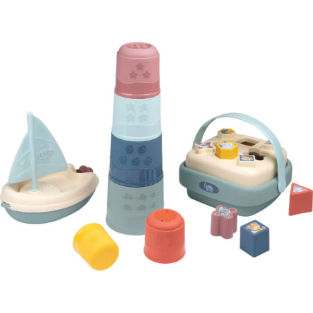 Pastellfarbene Babyspielzeuge: Stapelbecher, Segelboot und Formensortierer mit Bausteinen.