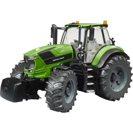 Grüner Deutz-Fahr-Traktor mit großen Reifen, schwarzen Details und orangen Lichtern, aus seitlicher Frontansicht.
