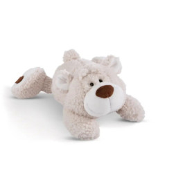 Ein cremefarbener, flauschiger Plüschbär mit großer brauner Nase liegt flach auf dem Bauch.
