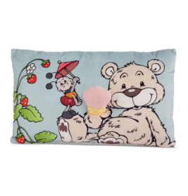 Cartoon-Bär mit rosa Eis neben einer Maus mit Schirm und Erdbeeren auf einem blauen Kissen.