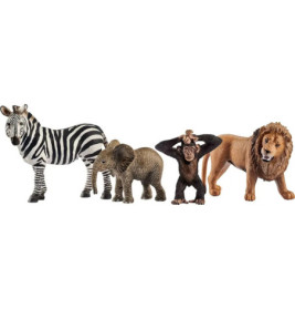 Spielzeugfiguren von Zebra, Elefant, Schimpanse und Löwe stehen nebeneinander auf weißem Hintergrund.