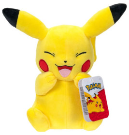 Ein lächelndes Pikachu-Plüschtier sitzt mit geschlossenen Augen aufrecht und hält ein Pokémon-Schild.