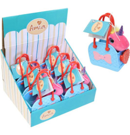 Blaue Box mit kleinen Spielzeugtaschen, jeweils mit rosa Einhorn-Plüsch und Anhänger, Aufschrift: Amia.