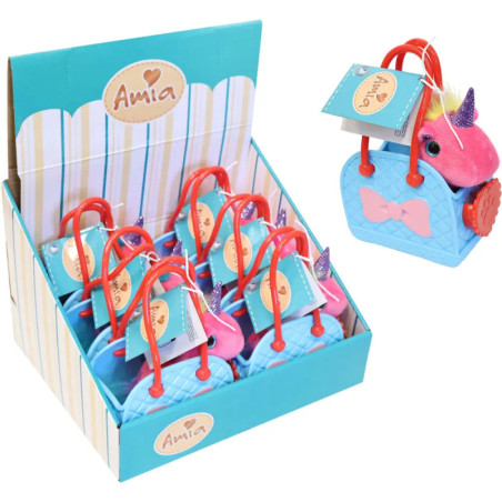 Blaue Box mit kleinen Spielzeugtaschen, jeweils mit rosa Einhorn-Plüsch und Anhänger, Aufschrift: Amia.