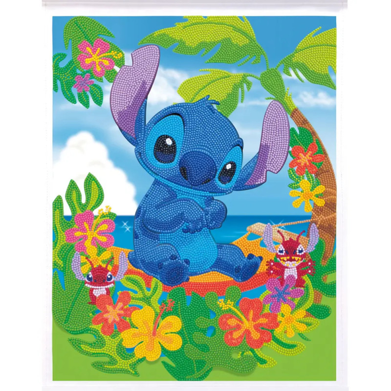 Stitch sitzt an einem tropischen Strand zwischen bunten Blumen, Palmen und zwei kleinen Aliens. Stitch sitzt an einem tropischen Strand zwischen bunten Blumen, Palmen und zwei kleinen Aliens.