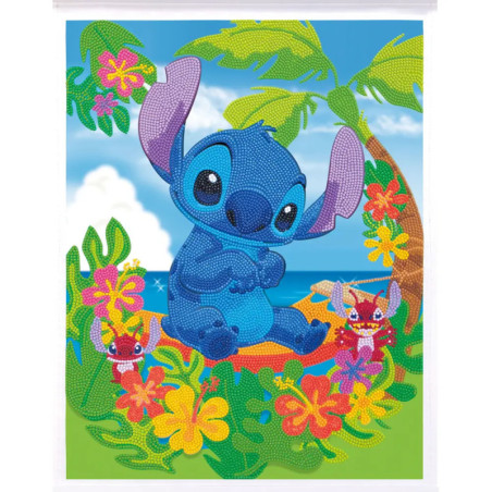 Stitch sitzt an einem tropischen Strand zwischen bunten Blumen, Palmen und zwei kleinen Aliens. Stitch sitzt an einem tropischen Strand zwischen bunten Blumen, Palmen und zwei kleinen Aliens.