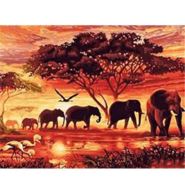 Elefanten und Vögel am Wasserloch bei Sonnenuntergang, Bäume und oranger Himmel im Hintergrund.