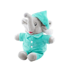 Plüsch-Elefant in türkisfarbenem Schlafanzug und Mütze sitzt lächelnd vor weißem Hintergrund.