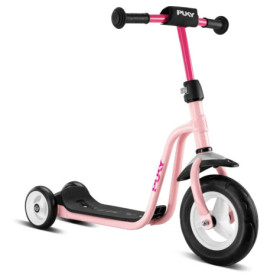 Rosa Kinderroller mit drei Rädern, schwarzen Lenkern und Trittbrett, sowie schwarz-weißen Rädern.