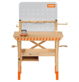 Werkbank aus Holz mit Lochwand, Schraubstock, Ablage und STIHL-Logo auf der Rückwand.