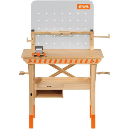 Werkbank aus Holz mit Lochwand, Schraubstock, Ablage und STIHL-Logo auf der Rückwand.