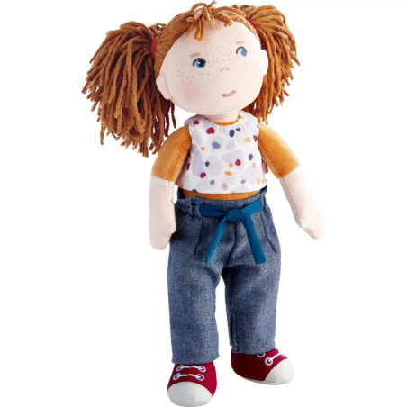 Weiche Stoffpuppe mit roten Wollzöpfen, gepunktetem Shirt, Jeans und roten Schuhen.