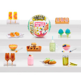 Miniatur-Lebensmittel wie Desserts, Snacks und Getränke auf Regalen, mit einem Make It Mini Food Ball im Zentrum.