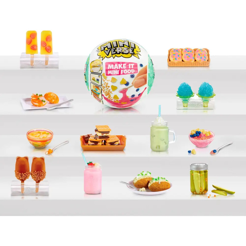 Miniatur-Lebensmittel wie Desserts, Snacks und Getränke auf Regalen, mit einem Make It Mini Food Ball im Zentrum.