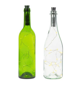 Zwei Weinflaschen, eine grüne und eine klare, gefüllt mit Lichterketten und jeweils mit einem schwarzen Korken verschlossen.