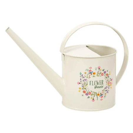 Cremefarbene Metall-Gießkanne mit Blumenmuster und dem Schriftzug Flower Shower an der Seite.