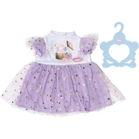 Lila-weißes Puppenkleid mit Sternmuster, Rüschenärmeln und einem blauen Zierbügel.