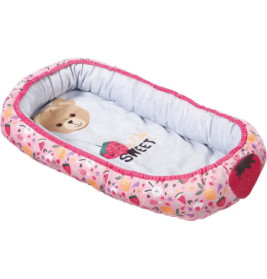 Rechteckiges Baby- oder Haustierbett mit rosa Erdbeerprint, Bärenkopf und SWEET-Schriftzug auf dem Kissen.
