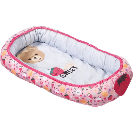 Rechteckiges Baby- oder Haustierbett mit rosa Erdbeerprint, Bärenkopf und SWEET-Schriftzug auf dem Kissen.