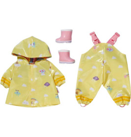 Gelbes Regenmantel-Set mit Kapuze, Latzhose und pinken Stiefeln für Puppen mit Wolken- und Regenbogenmotiv.