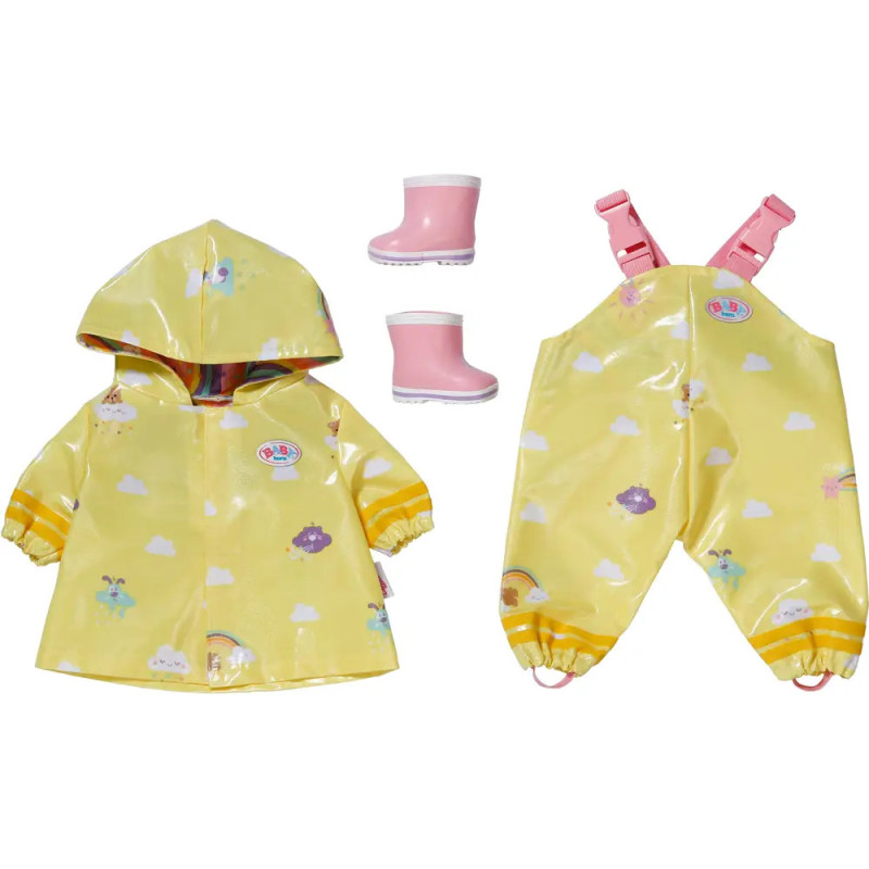 Gelbes Regenmantel-Set mit Kapuze, Latzhose und pinken Stiefeln für Puppen mit Wolken- und Regenbogenmotiv. Gelbes Regenmantel-Set mit Kapuze, Latzhose und pinken Stiefeln für Puppen mit Wolken- und Regenbogenmotiv.