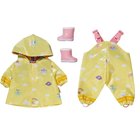 Gelbes Regenmantel-Set mit Kapuze, Latzhose und pinken Stiefeln für Puppen mit Wolken- und Regenbogenmotiv.