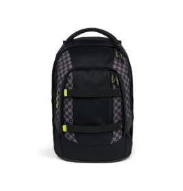 Schwarzer Rucksack mit grauem Karo-Muster und gelben Zippern, frontal fotografiert.