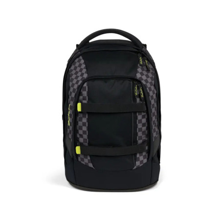 Schwarzer Rucksack mit grauem Karo-Muster und gelben Zippern, frontal fotografiert.