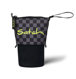 Schwarz-karierte Satch-Tasche mit Reißverschluss, Handschlaufe und gelb-grünem Satch-Logo.