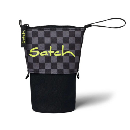 Schwarz-karierte Satch-Tasche mit Reißverschluss, Handschlaufe und gelb-grünem Satch-Logo.