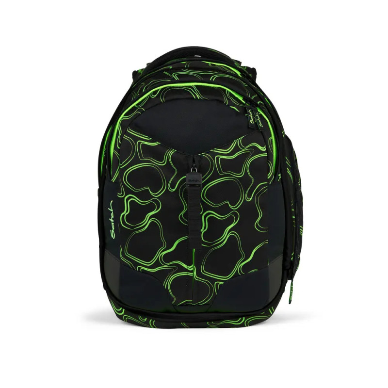 Schwarzer Rucksack mit neongrünen Linien und mehreren Reißverschlussfächern vor weißem Hintergrund. Schwarzer Rucksack mit neongrünen Linien und mehreren Reißverschlussfächern vor weißem Hintergrund.