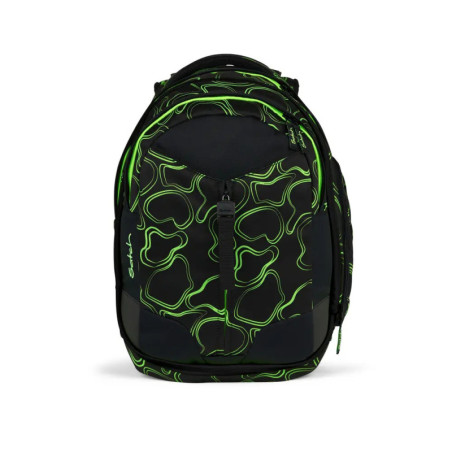 Schwarzer Rucksack mit neongrünen Linien und mehreren Reißverschlussfächern vor weißem Hintergrund.