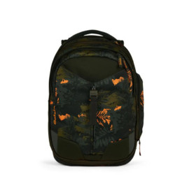 Grün-orangefarbener Tarnmuster-Rucksack mit Frontreißverschluss und Seitenfach vor weißem Hintergrund.