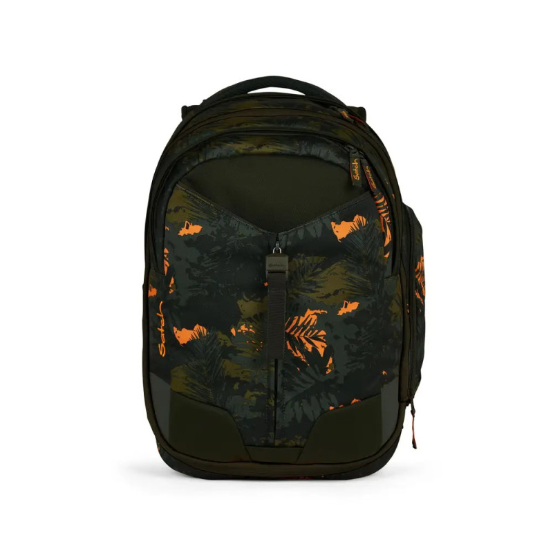Grün-orangefarbener Tarnmuster-Rucksack mit Frontreißverschluss und Seitenfach vor weißem Hintergrund. Grün-orangefarbener Tarnmuster-Rucksack mit Frontreißverschluss und Seitenfach vor weißem Hintergrund.