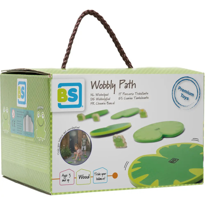 Eine Schachtel mit der Aufschrift Wobbly Path, grünen Trittsteinen und einem Seilgriff oben. Eine Schachtel mit der Aufschrift Wobbly Path, grünen Trittsteinen und einem Seilgriff oben.