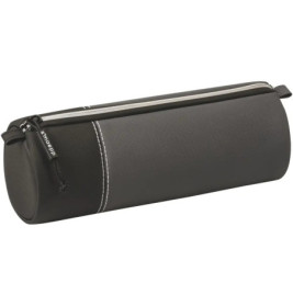 Schwarzes, zylindrisches Etui mit Reißverschluss, weißer Naht und kleinem Stoffanhänger am Zipper.