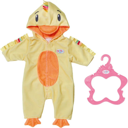 Babystrampler im gelben Enten-Design mit Kapuze, orangefarbenen Akzenten und pinkem Bügel daneben. Babystrampler im gelben Enten-Design mit Kapuze, orangefarbenen Akzenten und pinkem Bügel daneben.